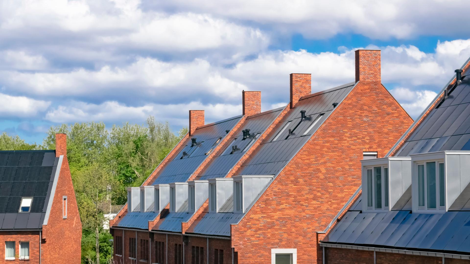 Daken van een rij huizen