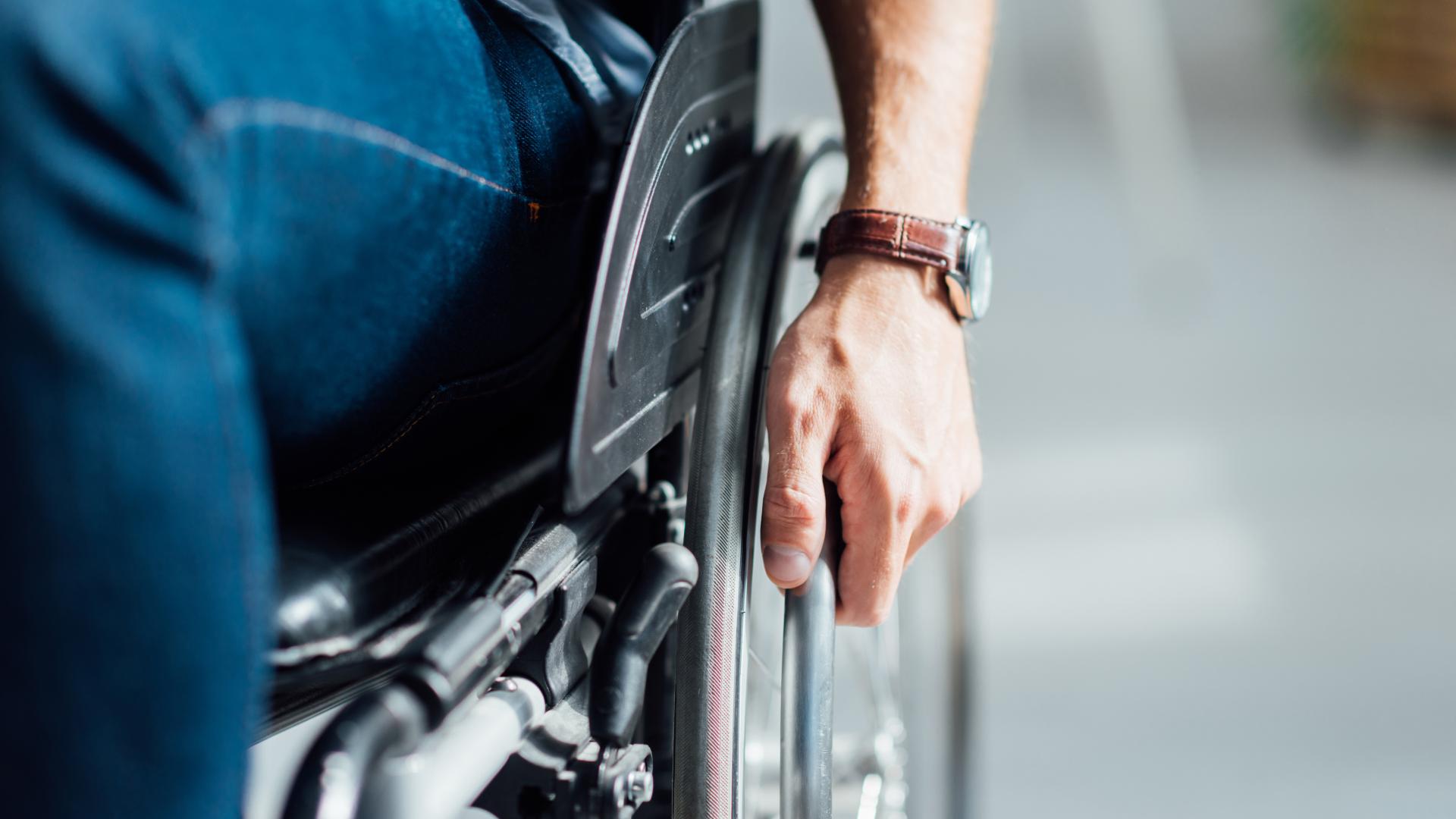 Persoon in een rolstoel