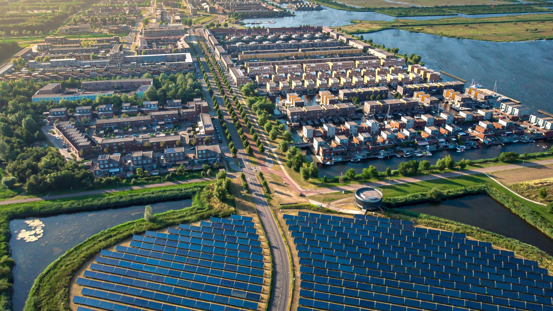 Nieuwbouwwijk met rond zonnepanelen park