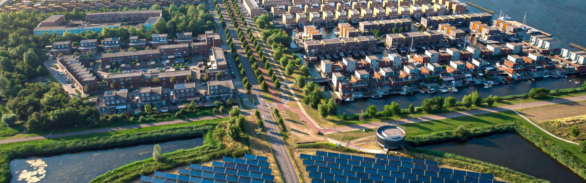 Nieuwbouwwijk met rond zonnepanelen park