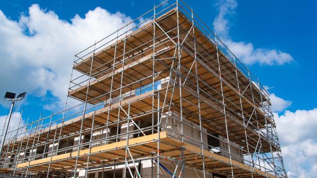 Gebouw in de steigers
